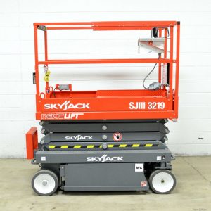 So sánh giàn giáo với xe nâng người cắt kéo